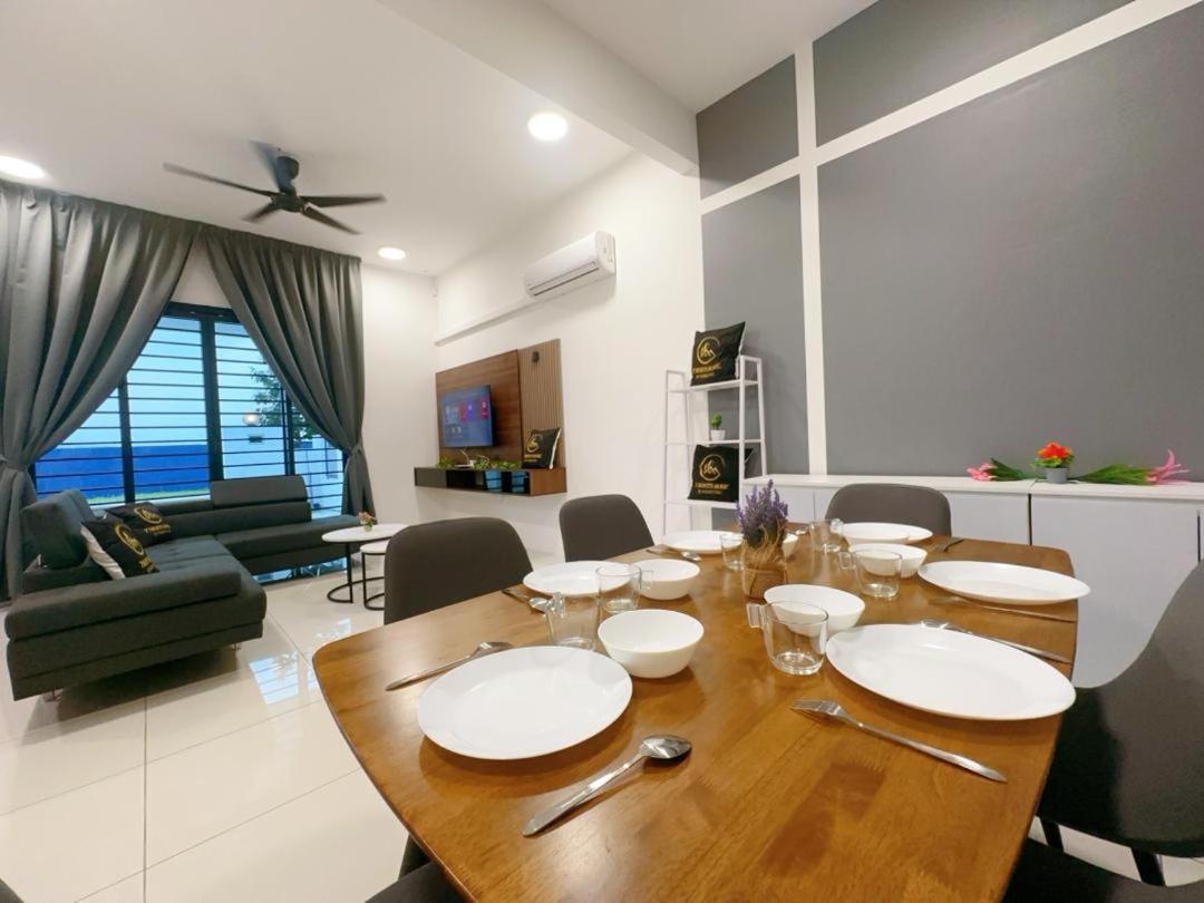 Hello Baby Dato Onn Tebing 10pax Private Bathroom Holiday home Johor Bahru