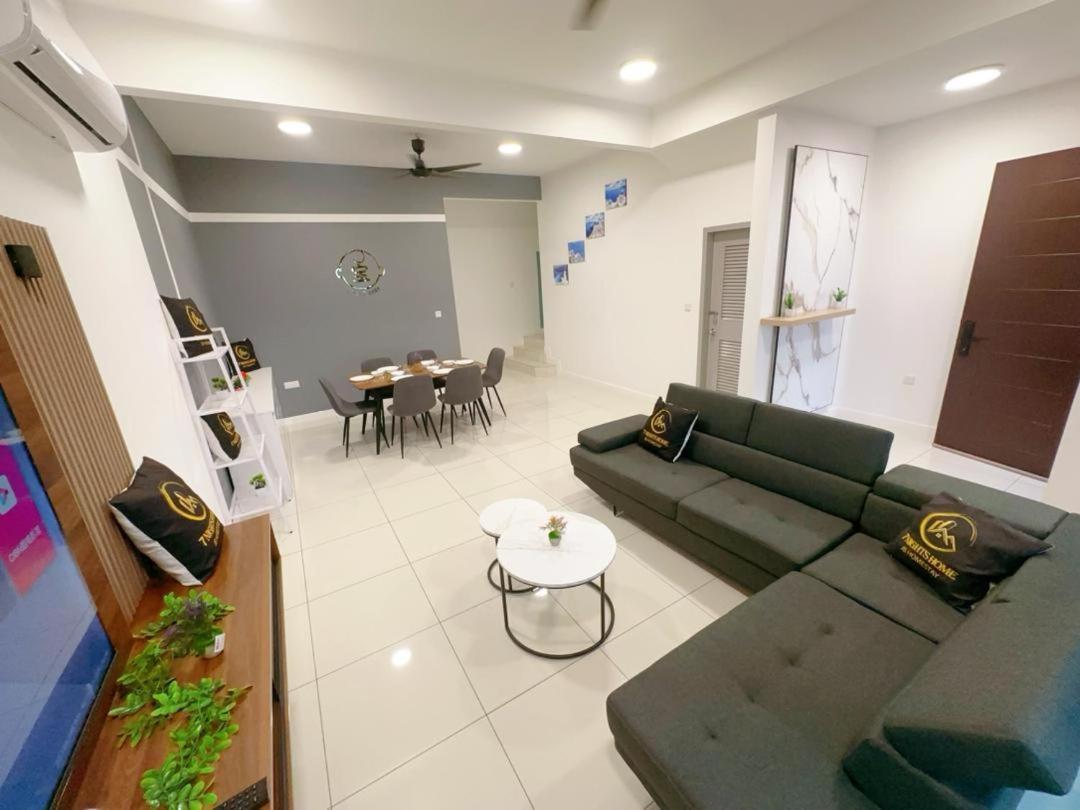 Hello Baby Dato Onn Tebing 10pax Private Bathroom * Johor Bahru