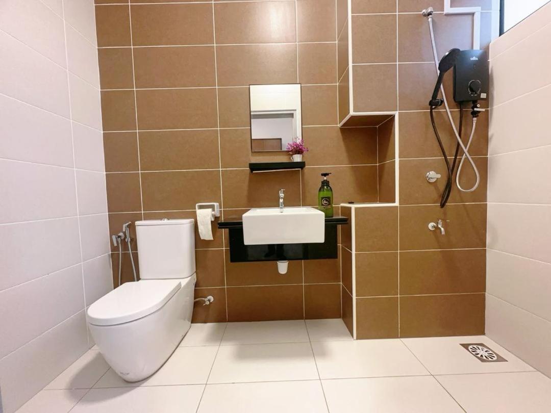 Hello Baby Dato Onn Tebing 10pax Private Bathroom Holiday home *