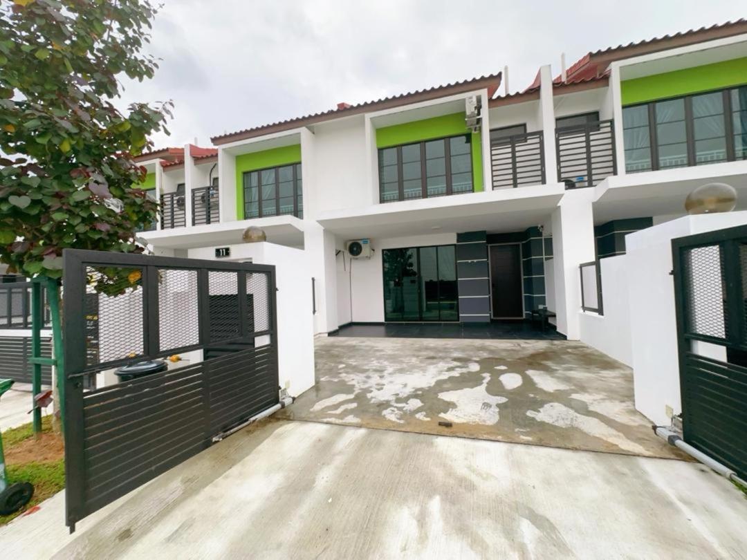 Holiday home Hello Baby Dato Onn Tebing 10pax Private Bathroom