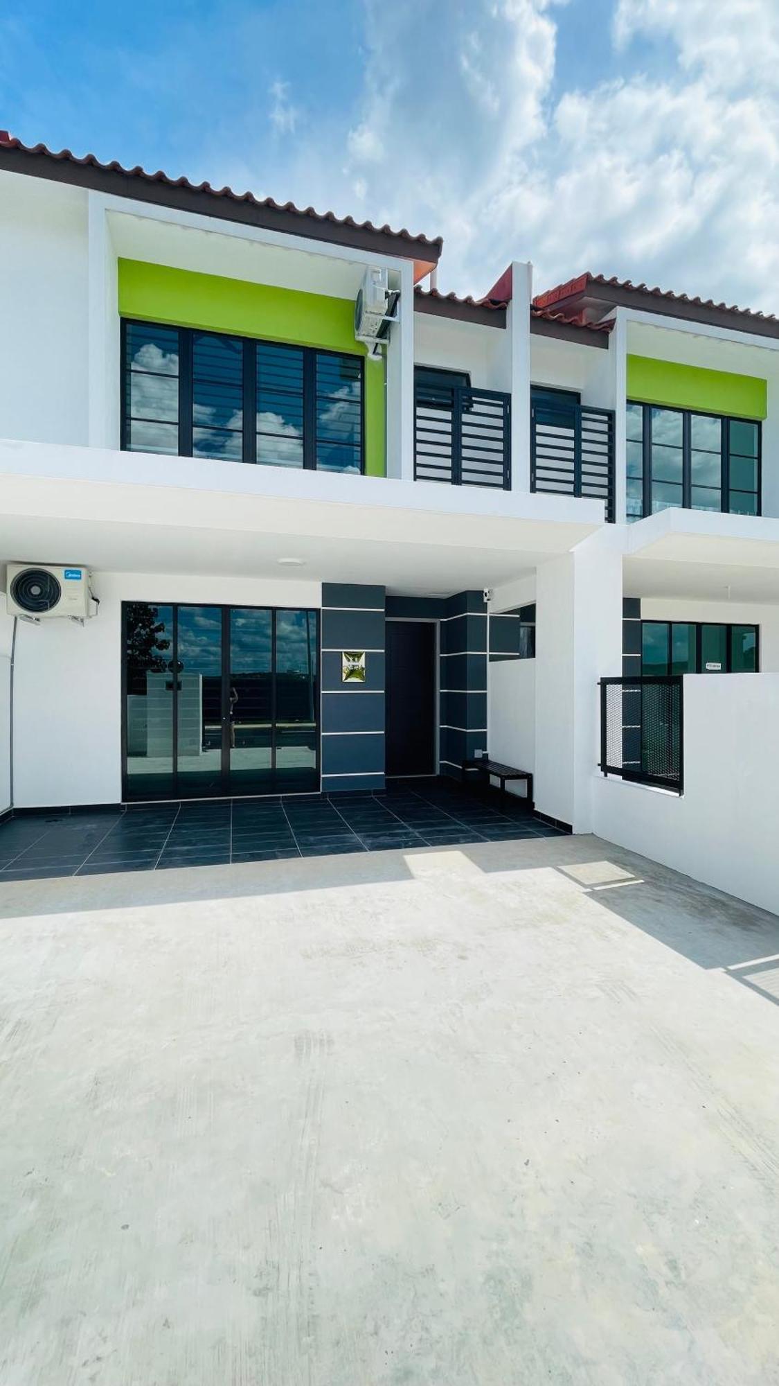 Hello Baby Dato Onn Tebing 10pax Private Bathroom * Johor Bahru
