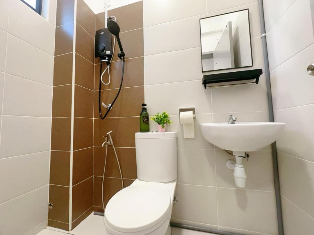 Hello Baby Dato Onn Tebing 10pax Private Bathroom Johor Bahru